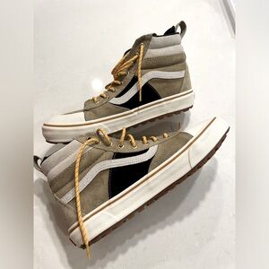 Like new Vans MTE men’s hitops. Worn once, size 12.